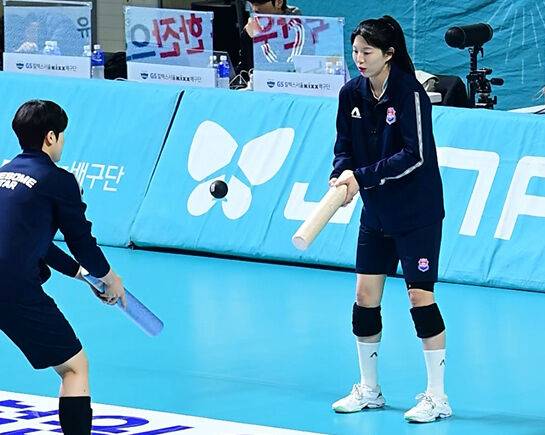 한국도로공사 이예은이 경기 전 동료와 봉과 고무공으로 장난을 치고 있다. / 동영상 캡처