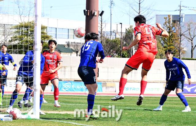 성예건(오른쪽에서 두 번째 4번)이 헤더 동점골을 터뜨리고 있다. /웨이브 스타디움 가리야(일본 나고야)=유진형 기자
