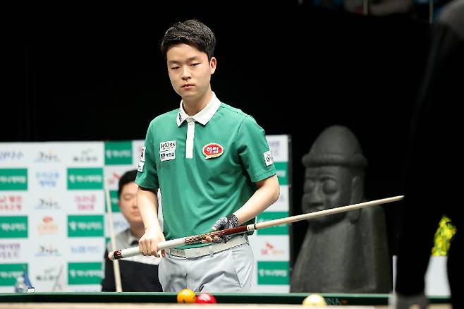 김영원이 15일 프로당구 왕중왕전 결승에서 신중하게 라인을 읽고 있다. PBA