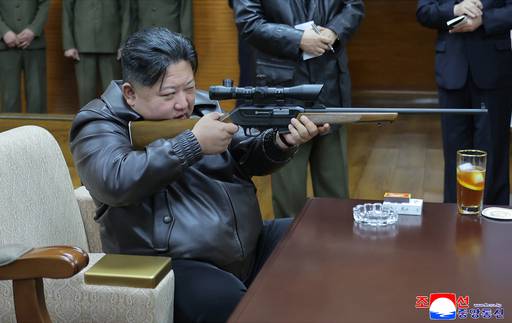 김정은 북한 국무위원장이 11일 권총 등 휴대용 경량 무기를 생산하는 제2경제위원회 산하의 중요 군수공장을 찾아 국방과학원이 새로 개발 생산한 신형 저격수보총(소총)의 사격 자세를 취하고 있다. 조선중앙통신·연합뉴스