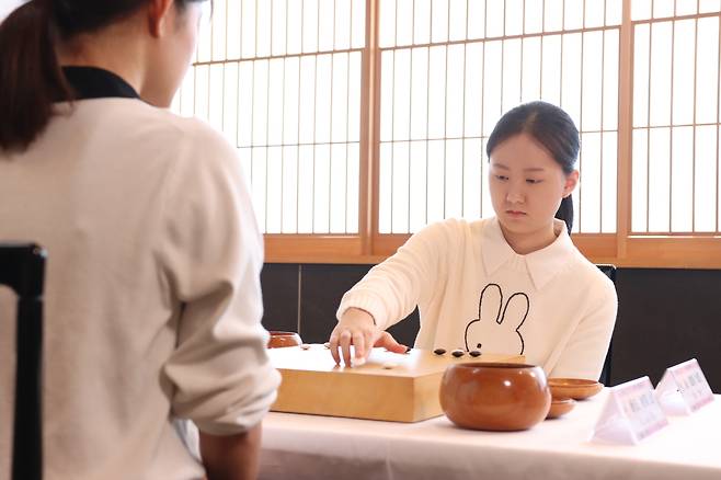 한국 여자 바둑 랭킹 1위 ‘천재 소녀’ 김은지(19) 9단이 착수하는 모습. 한국기원 제공