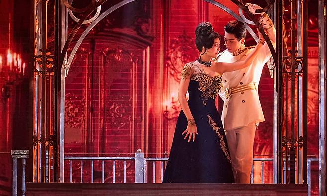 안나 카레니나 역 옥주현의 극중 장면.