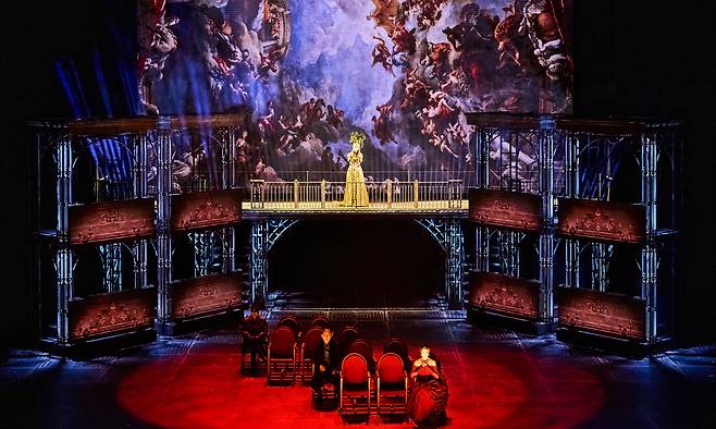 제정 러시아 시대 풍경이 화려하게 펼쳐지는 뮤지컬 ‘안나 카레니나’. 사교계에서 외면당한 채 홀로 극장에 남겨진 안나가 전설적 소프라노 패티 노래에 몰입하는 장면이 압권이다. 마스트인터내셔널 제공