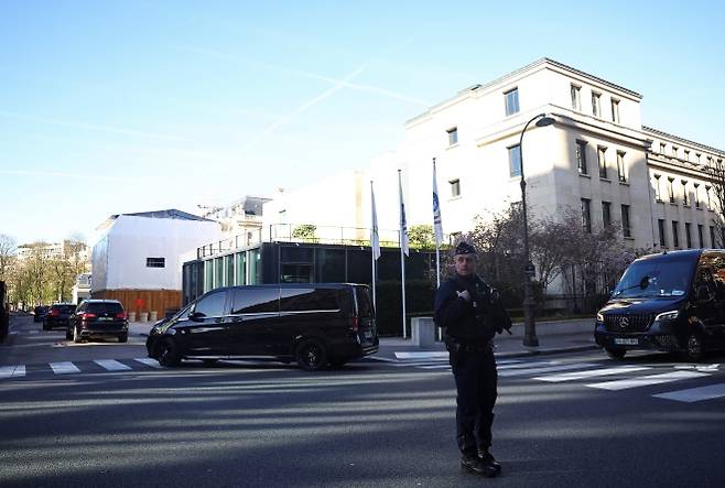 15일(현지시간) 오전프랑스 파리의 경제협력개발기구(OECD) 본부에 미국 대표단 차량이 중국 대표단과의 무역 회담에 참석하기 위해 도착하고 있다. 파리 로이터 연합뉴스