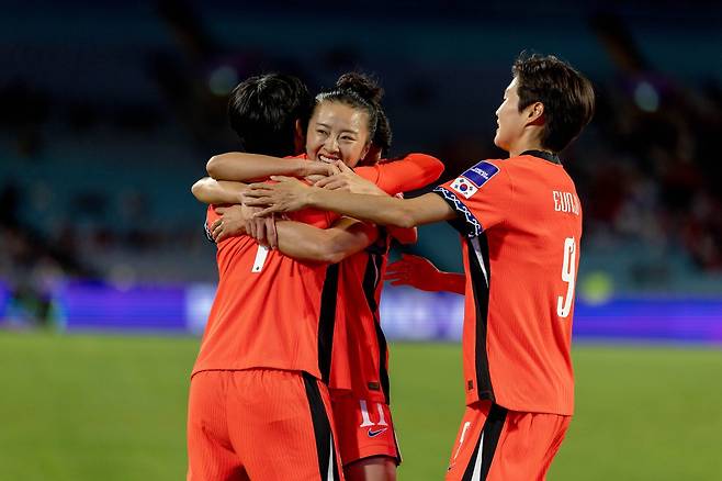여자대표팀 최유리(가운데)가 14일 우즈베키스탄과 아시안컵 8강전 도중 손화연(왼쪽)의 선제골이 터지자 포옹하며 기뻐하고 있다. 사진제공|대한축구협회