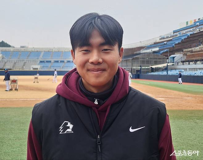 키움 어준서가 15일 마산야구장서 열린 ‘2026 신한 SOL KBO리그’ 시범경기 NC와 원정경기서 인터뷰한 뒤 환하게 웃어 보이고 있다. 창원=박정현 기자