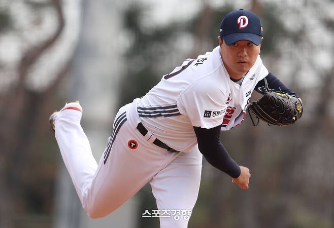두산 이영하가 14일 이천 베어스파크서 열린 삼성과 시범경기에서 역투하고 있다. 두산베어스 제공