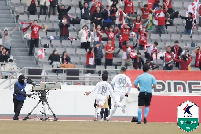 백가온(18번)이 결승골을 넣고 부산 아이파크 원정팬을 향해 뛰어가고 있다. /사진=한국프로축구연맹 제공