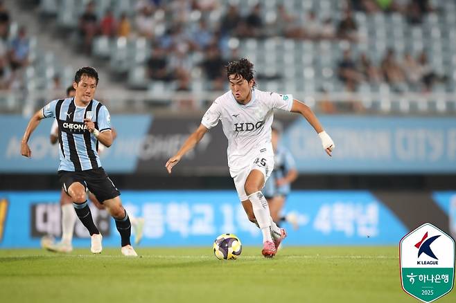 드리블 돌파하는 백가온(가운데). /사진=한국프로축구연맹 제공