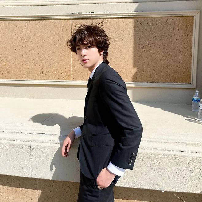 '솔드아웃 킹' 진, 佛 최대 플랫폼서 BTS 멤버 중 가장 빨리 LP 품절