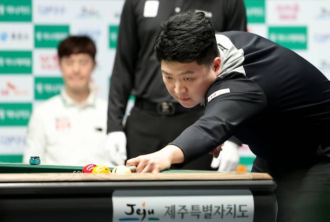 조건휘가 프로당구 2025~2026시즌 왕중왕전 '하나카드 하나캐피탈 제주특별자치도 PBA-LPBA 월드챔피언십' PBA 준결승에서 스트로크를 하고 있다. /사진=PBA 투어 제공