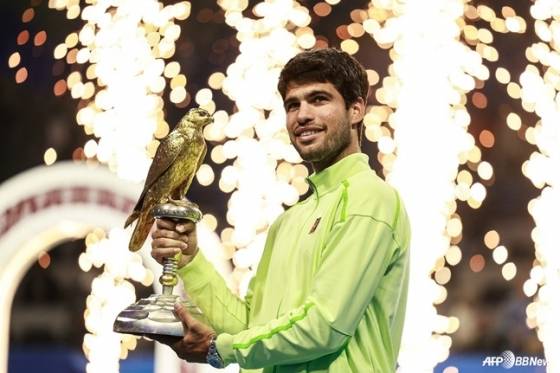 카를로스 알카라스가 카타르 오픈 우승 후 트로피를 들고 있다. /AFPBBNews=뉴스1