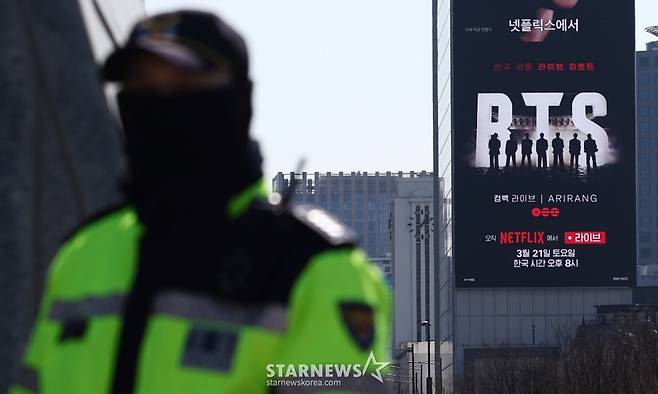 (서울=뉴스1) 김민지 기자 = 경찰이 오는 21일 열리는 방탄소년단(BTS) 컴백 공연을 앞두고 중동 상황 등 국제 정서 악화에 따른 테러 발생 가능성을 차단하기 위해 경찰특공대 등 가용 경력을 최대 동원한다. 13일 서울경찰청에 따르면 행사장 내로 차량이 돌진할 가능성을 대비해 도로에 경찰 버스와 물통형 바리케이드 등을 설치하고, 행사장 내 위험 물품 반입을 대비해 관람객 출입구 30곳에 문형 금속탐지기를 설치할 예정이다. 사진은 이날 오후 서울 광화문광장에서 경찰이 근무를 서는 모습. 2026.3.13/뉴스1 Copyright (C) 뉴스1. All rights reserved. 무단 전재 및 재배포, AI학습 이용 금지. /사진=(서울=뉴스1) 김민지 기자