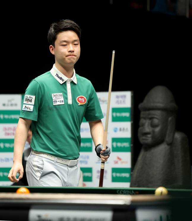 김영원이 15일 주특별자치도 제주시 한라체육관에서 열린 2025~2026시즌 왕중왕전 '하나카드 하나캐피탈 PBA 월드챔피언십' 결승에서 득점 후 미소를 짓고 있다. /사진=PBA 투어 제공