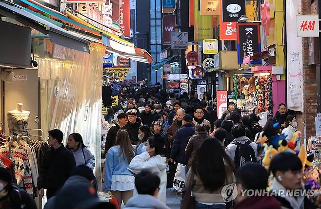 명동, 골목까지 인파 가득 (서울=연합뉴스) 최재구 기자 = 설 연휴 마지막 날인 지난달 18일 서울 명동거리가 관광객을 비롯한 인파로 붐비고 있다. 2026.2.18 jjaeck9@yna.co.kr