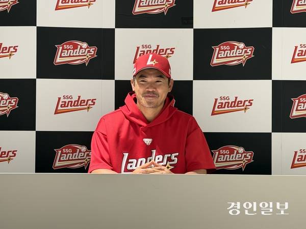 16일 인천 SSG랜더스필드 인터뷰실에서 취재진의 질의를 받고 있는 노경은. 2026.3.16 /백효은기자 100@kyeongin.com