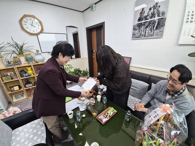 ▲ 이상숙(사진 왼쪽)여주시의원이 청소년위원회원으로부터 감사의 손편지를 전달받고 있다. /사진제공=여주시의회