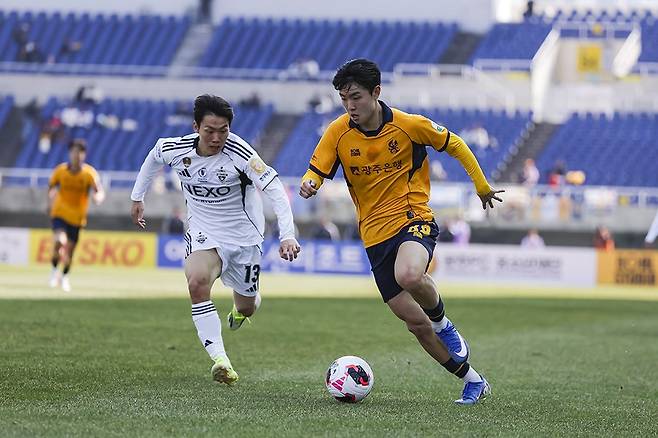 광주FC 문민서가 지난 14일 열린 전북현대와의 홈경기에서 강상윤과 볼을 다투고 있다.<광주FC 제공>