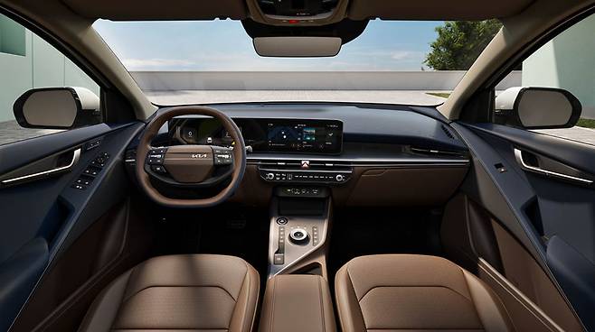 기아는 최근 4년 만에 상품성을 대폭 강화해 새로운 모델로 출시한 SUV ‘더 뉴 니로’의 사양 구성과 가격을 공개하고 계약을 시작했다. 사진은 ‘더 뉴 니로’ 내·외부 모습.<기아 제공>