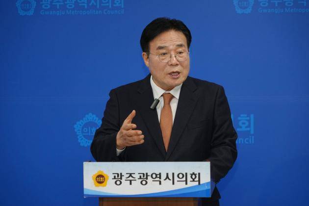 16일 광주시의회 브리핑룸에서 전남광주특별시장 불출마 선언 기자회견을 하는 이병훈 민주당 호남발전특위 수석부위원장. /도선인 기자 sunin@kwangju.co.kr