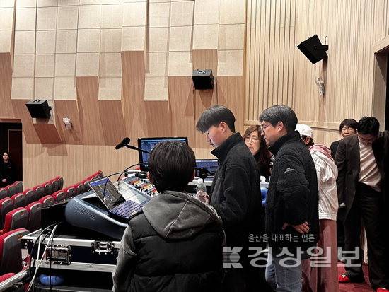 ▲ 지난 14일 울주문화예술회관에서 올해 첫 '실감나는 백스테이지 투어'가 진행됐다. 이민우 음향감독의 설명을 들은 뒤 참여 시민들이 직접 음향 기기를 체험해보고 있다. 울주문화예술회관 제공