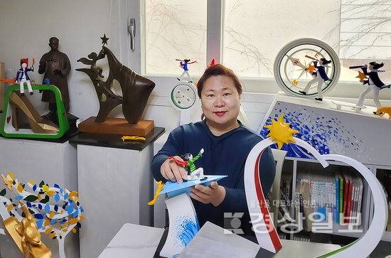 ▲ 임미진 조각가가 울산 중구 성안동에 위치한 자신의 작업실에서 포즈를 취하고 있다.