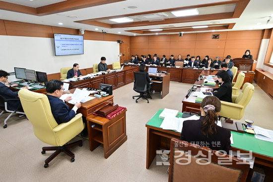 ▲ 울산시의회 행정자치위원회가 지난 13일 시의회 회의실에서 2026년도 제1회 울산시 추가경정예산안 예비심사의 건 등을 심사했다. 시의회 제공