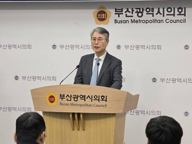 더불어민주당 부산시당 이한평 공천관리위원장이 16일 기초단체장 1차 공천 심사 결과를 발표하고 있다. 부산시의회 제공