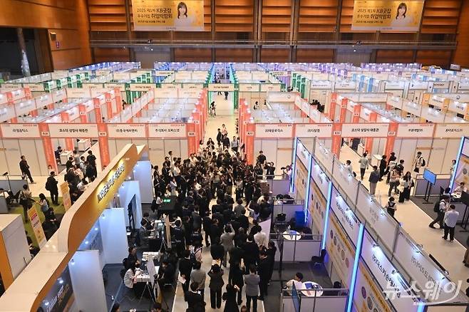 구직자들이 부스를 둘러보고 있다. 사진=강민석 기자 kms@newsway.co.kr