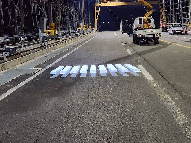 광학 기반으로 눈에 잘 보여 교통사고를 현저히 낮추는 입체 횡단보도 모듈. / 김스애드 제공