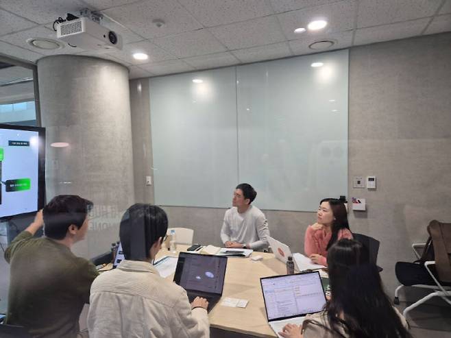 양재동에 있는 서울 AI 허브 메인센터에서 서울 AI 허브 X 현대홈쇼핑 오피스아워가 진행되고 있다.