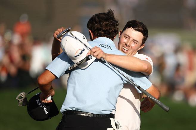 캐머런 영(왼쪽)과 함께 우승 경쟁을 펼친 맷 피츠패트릭이 18번홀 경기를 끝낸 뒤 축하하고 있다. (사진=AFPBBNews)