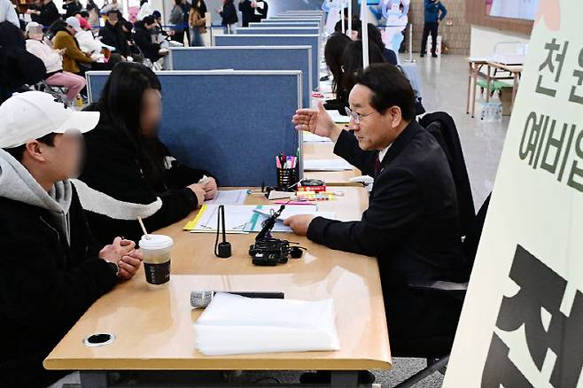 유정복(오른쪽) 인천시장이 16일 오전 인천시청 본관 1층 로비에서 전세임대 천원주택 입주를 원하는 신혼부부의 신청서 접수에 대해 상담해주고 있다. (사진 = 인천시)