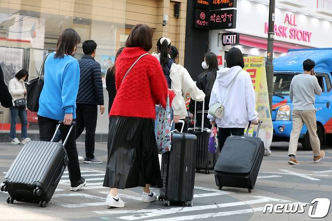 서울 중구 명동거리에서 외국인 관광객들이 캐리어를 끌고 이동하고 있다. ⓒ 뉴스1 황기선 기자