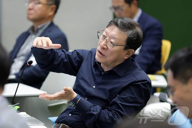 허태수 GS그룹 회장이 17일 오후 GS타워에서 열린 하반기 GS 임원 모임에서 그룹의 신사업 의지를 피력하는 한편, 디지털 혁신 가속화를 당부하고 있다.(GS그룹 제공) ⓒ 뉴스1 최동현 기자