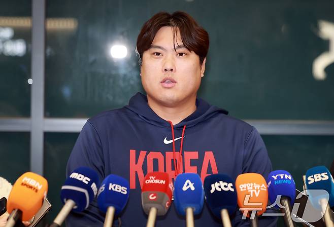 월드베이스볼클래식(WBC) 야구대표팀 류현진이 16일 인천국제공항 제1여객터미널에서 취재진의 질문에 답하고 있다. 2026.3.16 ⓒ 뉴스1 이호윤 기자