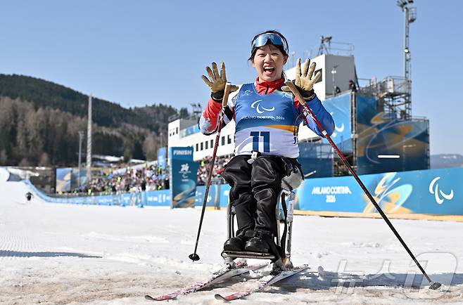 바이애슬론 김윤지가 8일(현지시간) 이탈리아 테세로 크로스컨트리 스키 스타디움에서 열린 2026 밀라노·코르티나 동계패럴림픽 바이애슬론 여자 스프린트 좌식 12.5km 결선에서 금메달을 차지한 뒤 미소 짓고 있다. 2026.3.8 ⓒ 뉴스1 사진공동취재단