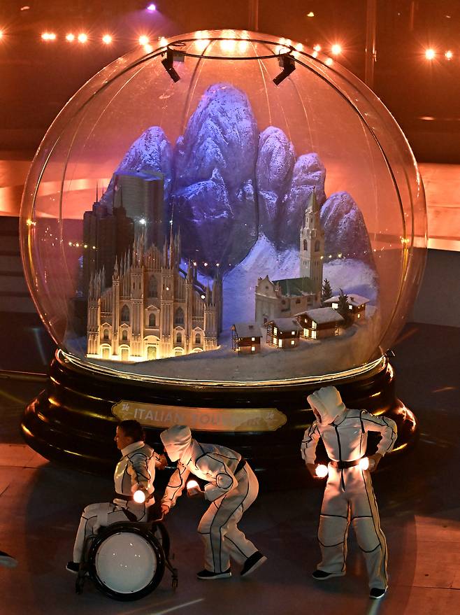 15일(현지시간) 이탈리아 코르티나담페초 컬링 올림픽 스타디움에서 열린 2026 밀라노 코르티나 패럴림픽 폐막식에서 폐막공연을 하고 있다. 2026.3.16 ⓒ 뉴스1 사진공동취재단