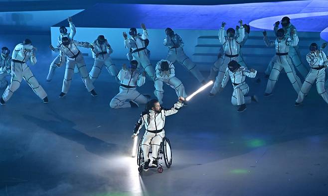 15일(현지시간) 이탈리아 코르티나담페초 컬링 올림픽 스타디움에서 열린 2026 밀라노 코르티나 패럴림픽 폐막식에서 폐막공연을 하고 있다.2026.3.16 ⓒ 뉴스1 사진공동취재단