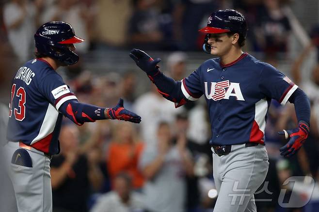 미국 야구대표팀의 로만 앤서니(오른쪽)가 16일(한국시간) 미국 플로리다주 마이애미 론디포파크에서 열린 도미니카공화국과 2026 WBC 4강에서 4회초 역전 1점 홈런을 터뜨린 뒤 기뻐하고 있다. ⓒ AFP=뉴스1