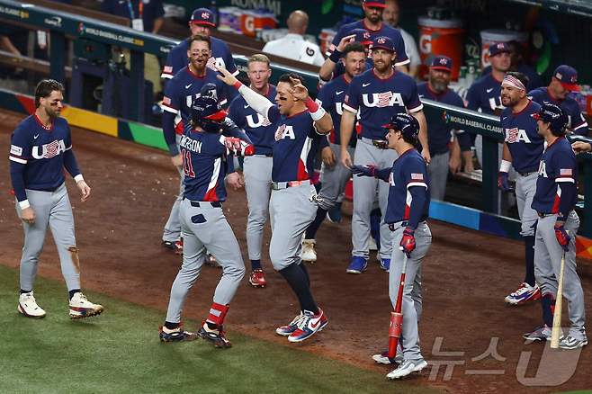 미국 야구대표팀의 거너 헨더슨(11번)이 16일(한국시간) 미국 플로리다주 마이애미 론디포파크에서 열린 도미니카공화국과 2026 WBC 4강에서 4회초 동점 1점 홈런을 터뜨린 뒤 기뻐하고 있다. ⓒ AFP=뉴스1