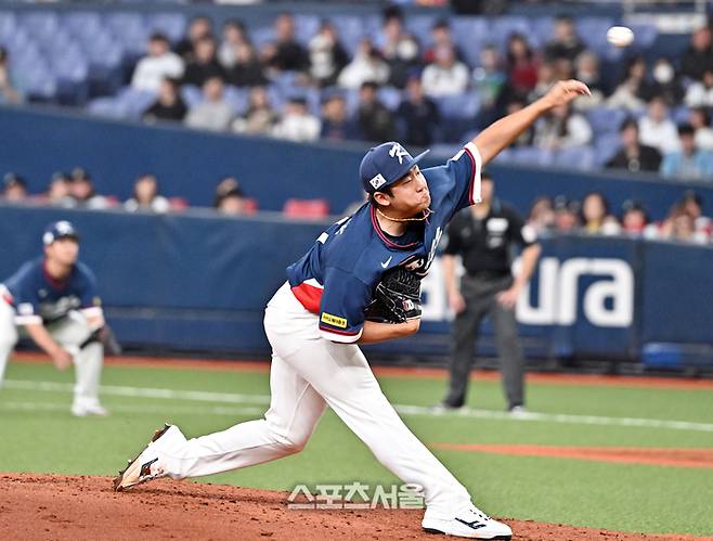 WBC 대한민국 야구대표팀의 송승기가 3일 일본 오사카 교세라돔에서 열리는 오릭스 버팔로스와 평가전 4회말 등판해 힘차게 공을 던지고 있다. 오사카(일본) | 박진업 기자 upandup@sportsseoul.com