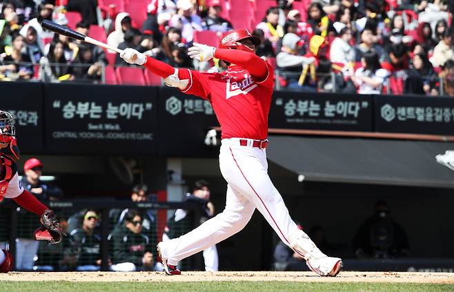 SSG 김재환이 13일 광주-기아 챔피언스필드에서 열린 2026 KBO리그 시범경기 KIA전에서 타격하고 있다. 사진 | SSG 랜더스