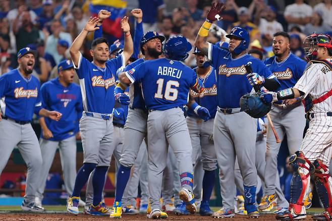Mar 14, 2026; Miami, FL, United States; Venezuela left fielder Wilyer Abreu (16) celebrates with teammates after hitting a three-run home run against Japan in the sixth inning during a quarterfinal game of the 2026 World Baseball Classic at loanDepot Park. Mandatory Credit: Sam Navarro-Imagn Images연합뉴스