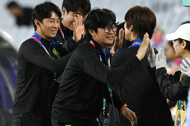 South Korea?s Head Coach Shin Sang Woo (C) celebrates with team officials after the AFC Women's Asian Cup Australia 2026 football match between Uzbekistan and South Korea at Accor Stadium in Sydney on March 14, 2026. (Photo by SAEED KHAN / AFP)
<저작권자(c) 연합뉴스, 무단 전재-재배포, AI 학습 및 활용 금지>