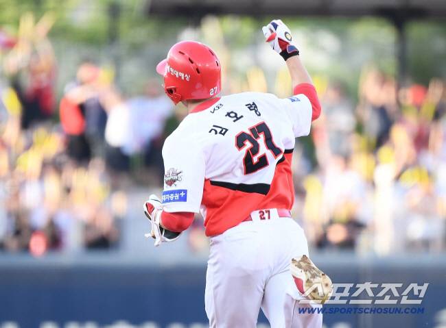 5일 광주 기아 챔피언스필드에서 열린 롯데-KIA전. 2회말 무사 김호령이 솔로포를 친 후 환호하고 있다. 광주=정재근 기자 cjg@sportschosun.com/2025.7.5/
