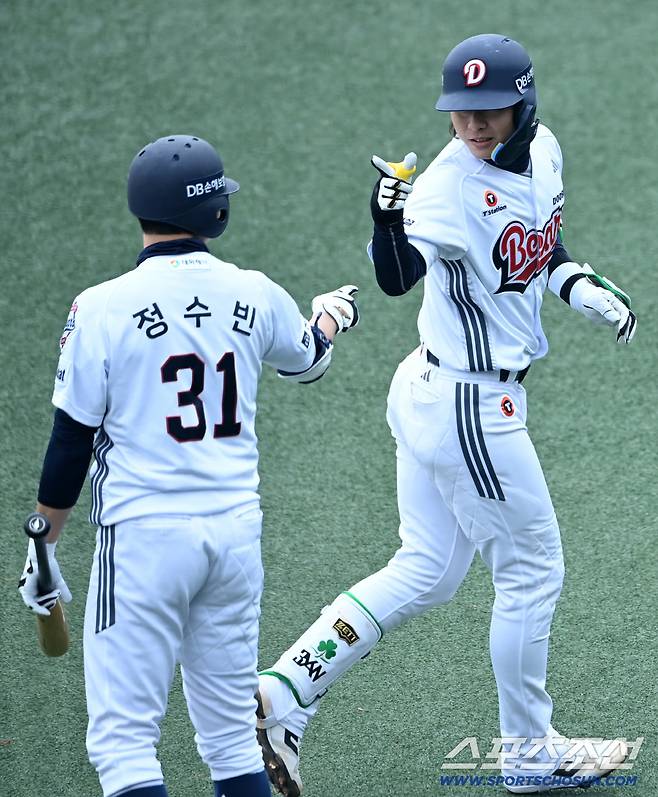 이날 선제 투런포를 날린 정수빈과 기쁨을 나누고