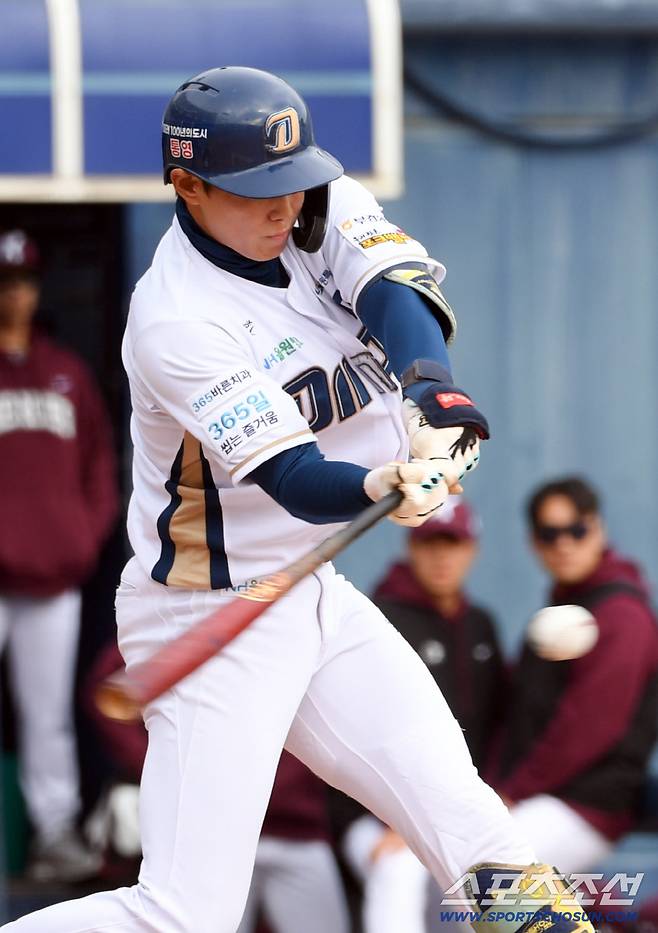 프로야구 1군 투수 상대로도 컨택 능력을 증명한 신재인.