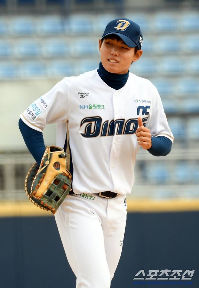 시범경기 뜨거운 타격감을 뽐내고 있는 루키 신재인의 성장세가 무섭다.