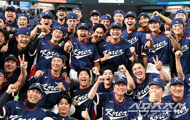 9일 일본 도쿄돔에서 열린 WBC(월드베이스볼클래식) 한국과 호주의 경기, 한국이 승리하며 8강행을 확정했다. 환호하며 포즈를 취한 류지현 감독과 대표팀 선수들. 도쿄(일본)=허상욱 기자wook@sportschosun.com/2026.03.09/